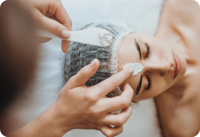 Application d'un soin crème sur le visage lors d'une séance de soins esthétiques au cabinet PRISME